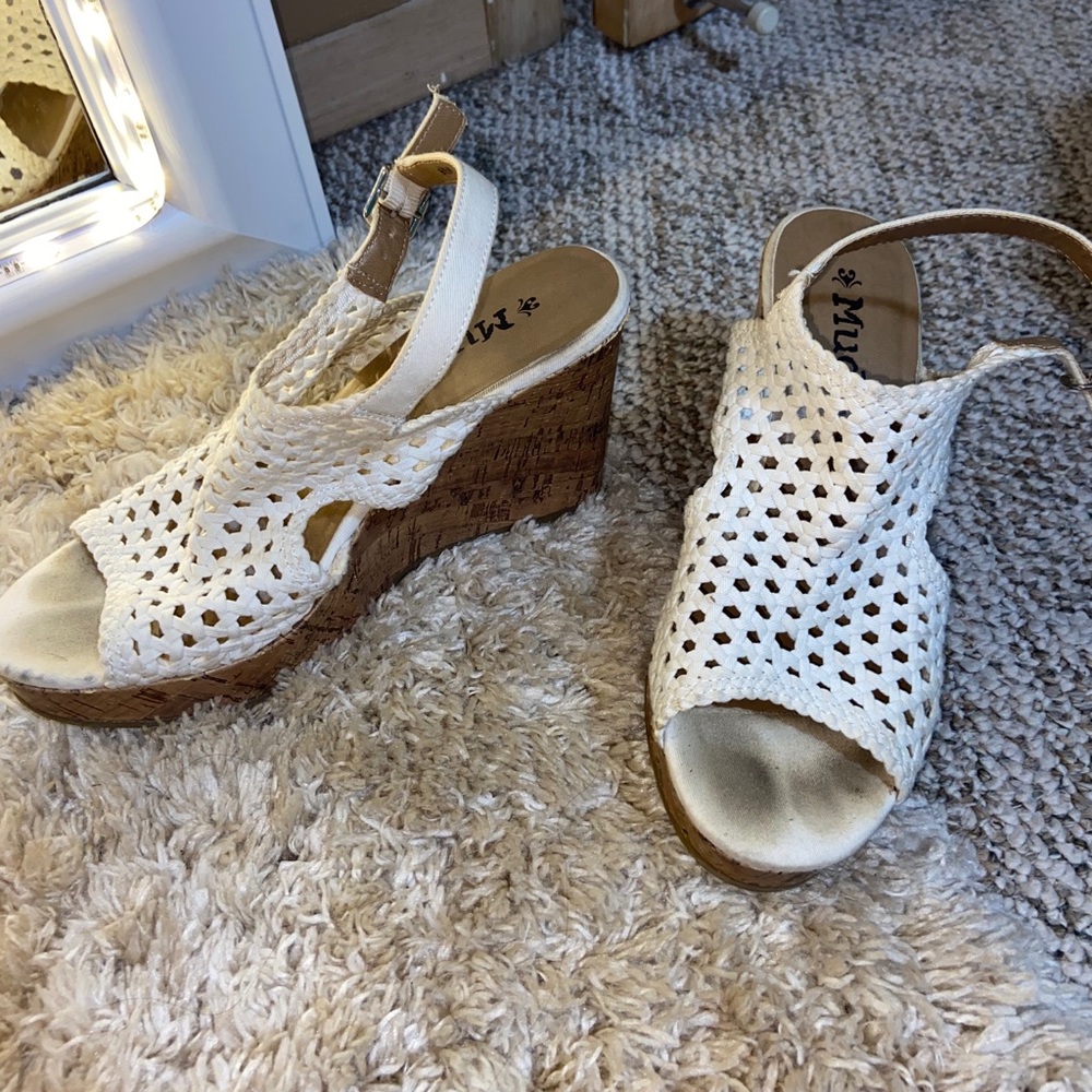 MUDD sandals, WILL bleach the soles before sending